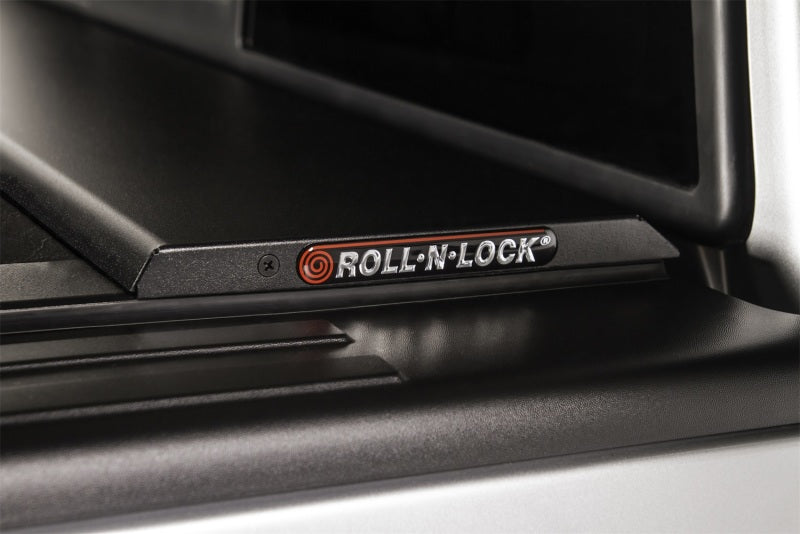 Roll-N-Lock 16-18 Toyota Tacoma Crew Cab SB 60-1/2in M-Series Retractable Tonneau Cover